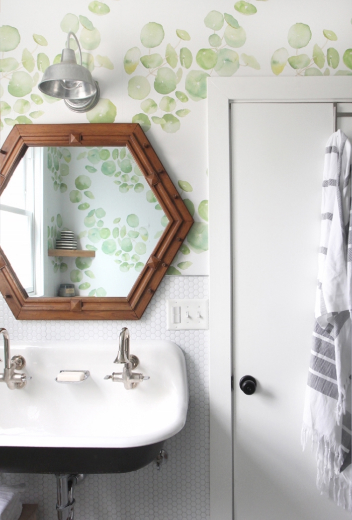amenagement toilette petit espace, modèle papier peint toilette aux motifs fruités en vert pastel, modèle miroir cadre bois foncé