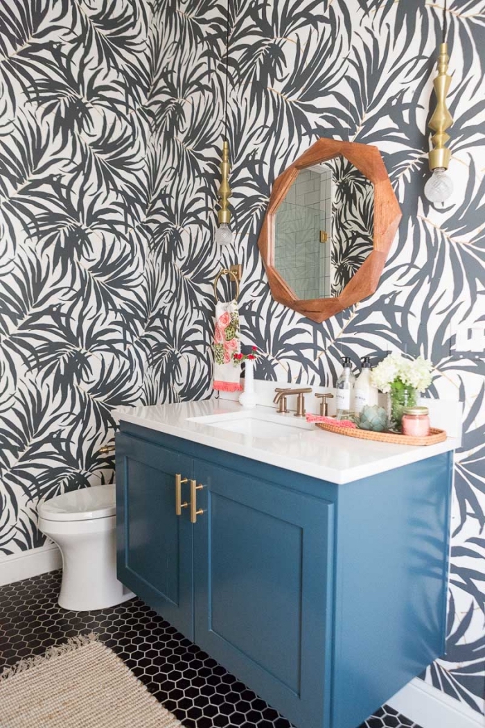 exemple comment refaire ses toilettes avec papier peint motifs tropicaux, meuble lavabo toilette recup peinture bleue