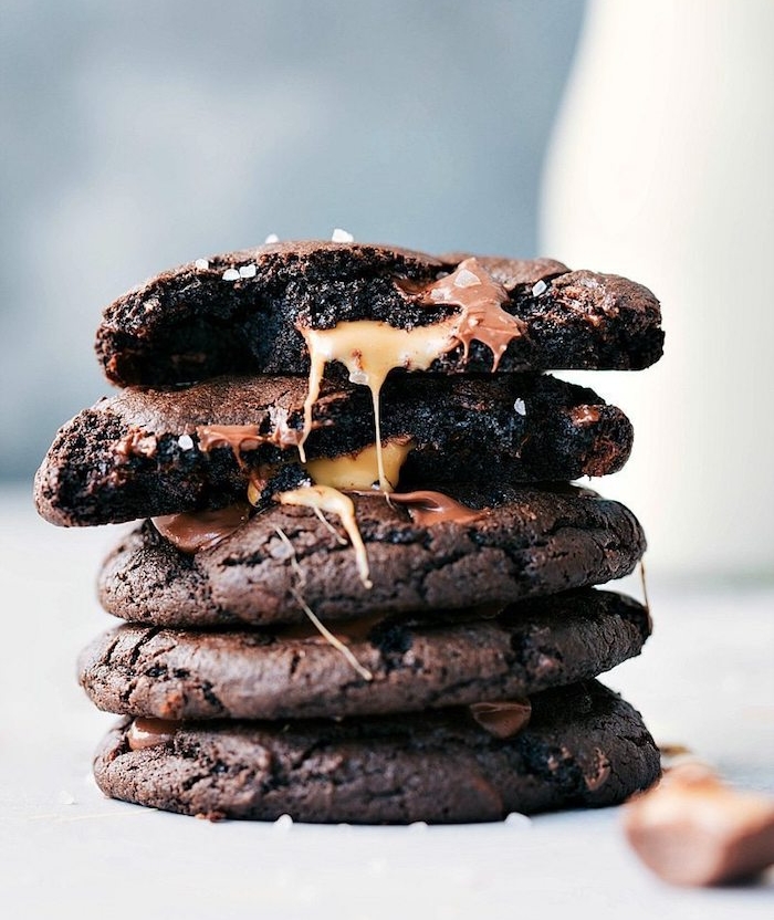 cookies à surprise coeur de caramel, dessert chocolat cookie au cacao simple avec sel en top