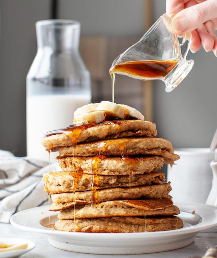 idee recette pancake healthy et facile a preparer avec farine de coco, oeufs et banane avec topping tranches de banane et sirop d erable