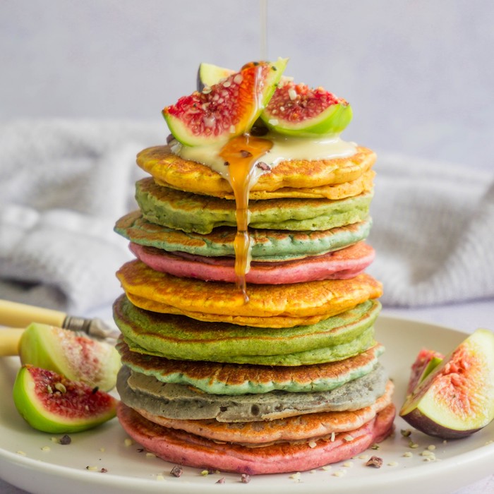exemple pate a pancake facile, idee pancakes colorées avec colorant alimentaire servies avec sirop d erable, chocolat blanc et figues
