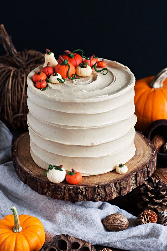 layer cake spécial halloween au glaçage de crème beurre et sa déco de citrouilles en pâte à sucre