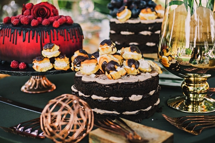 idées de gâteaux originaux pour le repas halloween, déco de table en noir et or pour la fête d'halloween