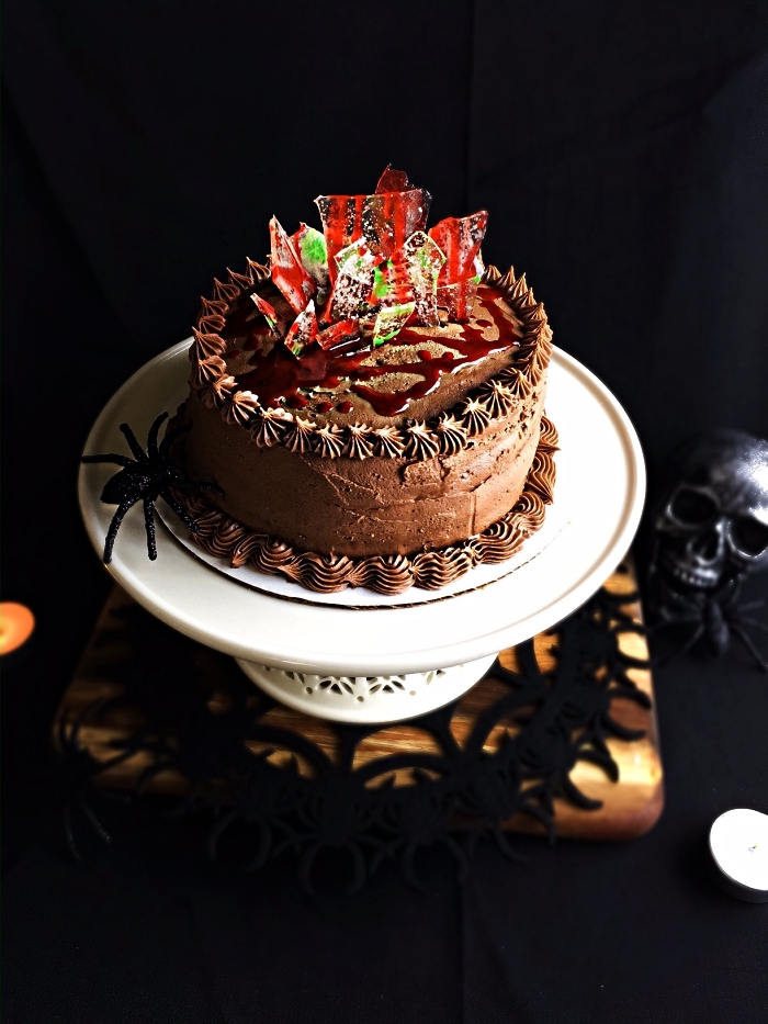 gateau d'halloween sanglant au chocolat décoré avec des éclats de verre en sucre, recette halloween effrayante