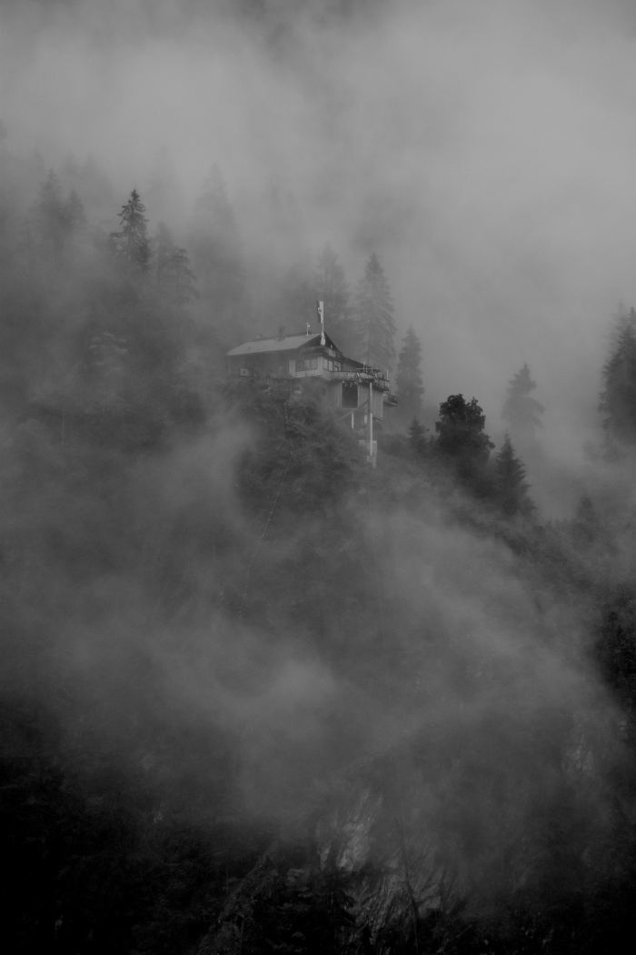 paysage-ciel-nocturne-brouillard-photo-blanc-et-noir-maison-abandonée-forêt-arbre-fond-d-écran-noir-iphone-écran-verouillage fond d écran horreur pour Halloween, paysage en noir et blanc comme écran verrouillage iphone pour Halloween