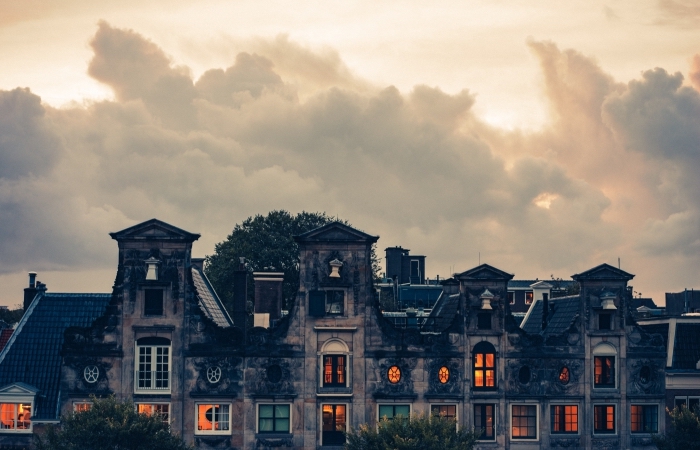 paysage-ciel-nuages-coucher-de-soleil-fond-d-écran-halloween-bâtiment-ancien-lumière-rouge-wallpaper-ordinateur idée fond d écran automne, wallpaper PC avec bâtiment ancien hanté et ciel aux nuages, idée photo halloween