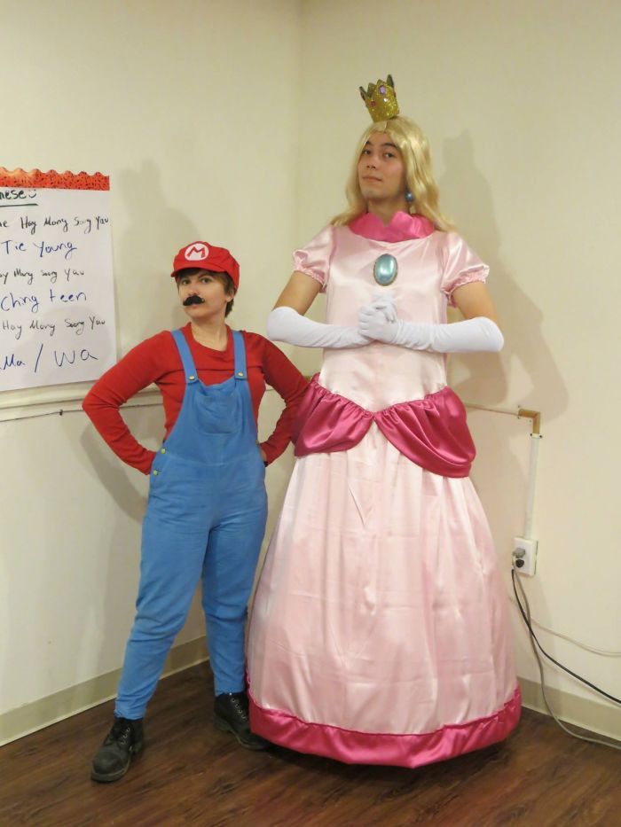 Super Mario et Princesse Pèche déguisement halloween femme original, déguisement drôle en changeant les roles