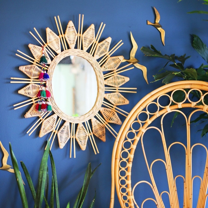 comment décorer sa chambre avec objets en matériaux naturels, idée peinture murale 2019 bleu marine, modèle miroir soleil en rotin