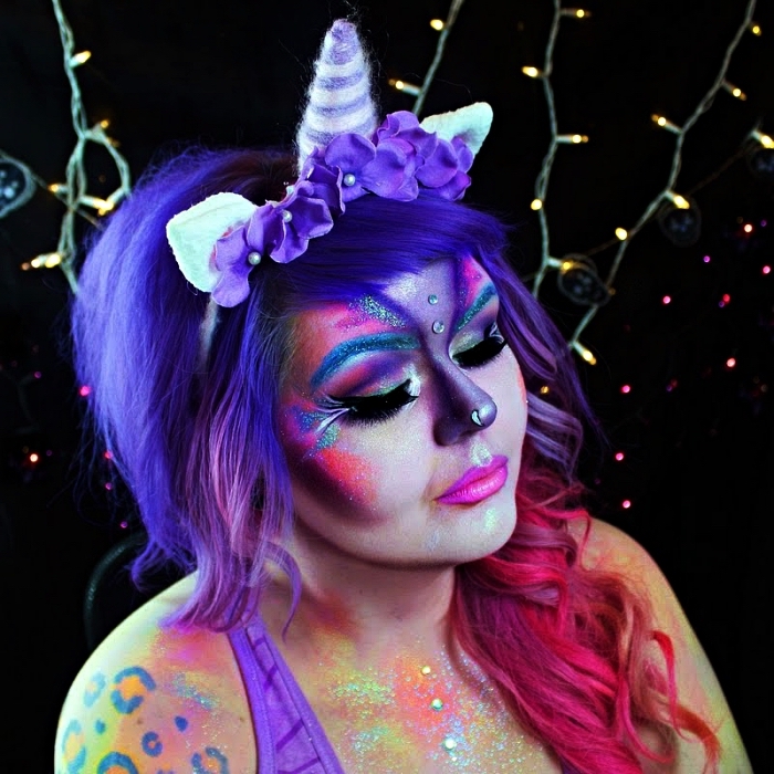 déguisement de licorne maquillage artistique en rose et violet avec paillettes et strass, perruque violet avec serre-tête licorne
