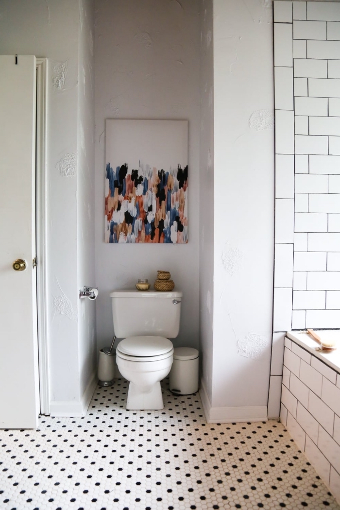 idee deco wc petit espace, comment aménager une salle de bain blanche avec carrelage de sol blanc à dots noirs