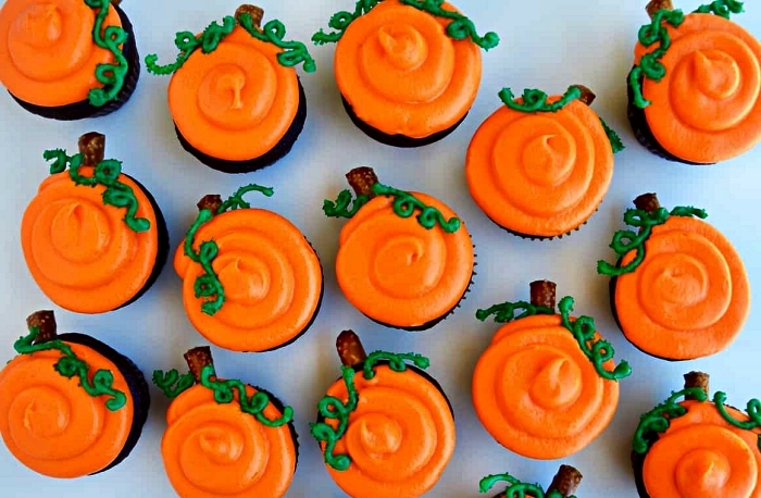 cupcakes d'halloween au glaçage orange façon citrouille, idée de petits desserts faciles pour le menu halloween