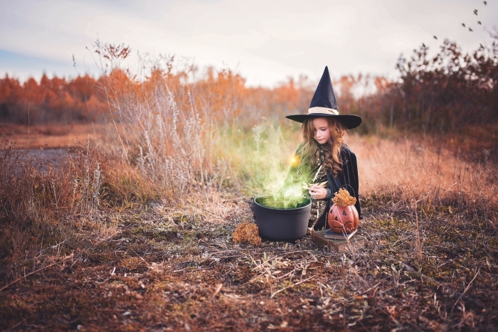 idée fond ecran halloween, quel déguisement Halloween pour petite fille, photo fille sorcière avec citrouille lanterne