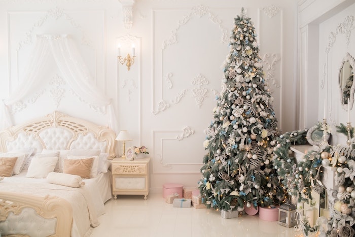Vintage décoration dans chambre féminine, murs décorés blanches, grand sapin de Noël