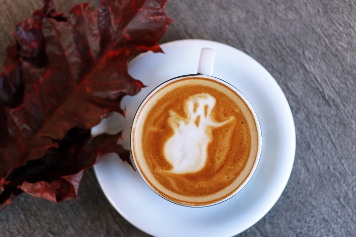 photographie-art-dessins-sur-café-photo-halloween-techniques-barista-pour-halloween-tasse-de-café-feuilles-séchées-rouges fond ecran halloween dans l'esprit d'automne, photo latte art avec fantôme, idée dessin dans son café au lait