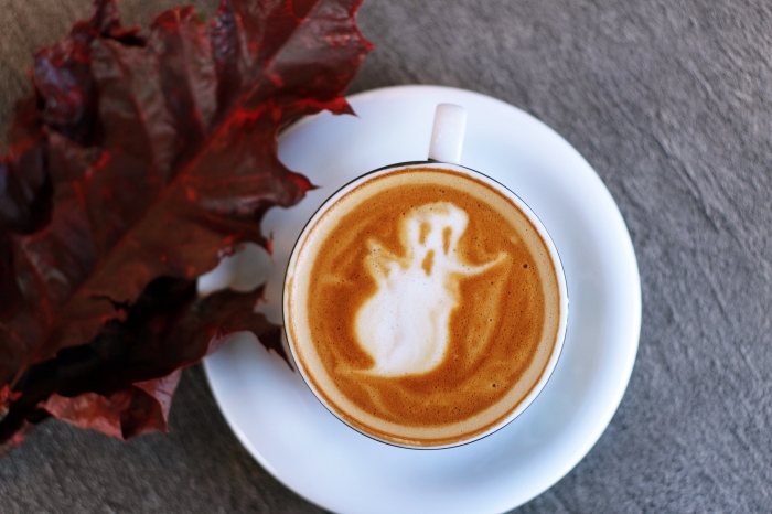 fond ecran halloween dans l'esprit d'automne, photo latte art avec fantôme, idée dessin dans son café au lait