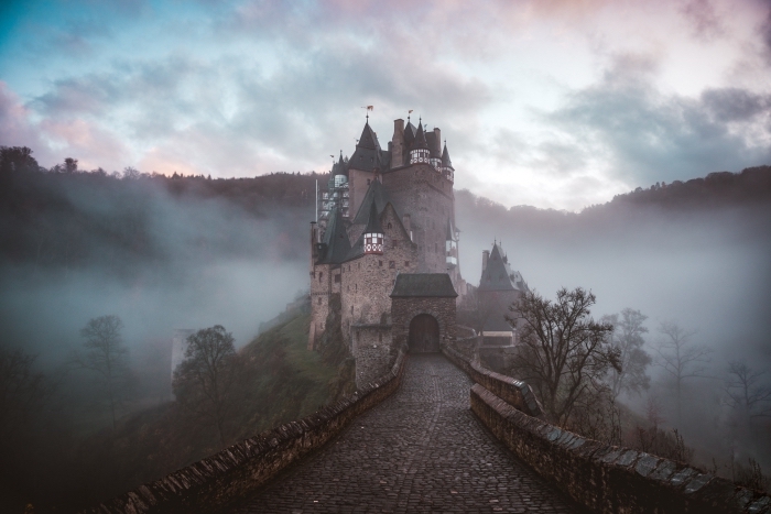 photographie-ciel-nuages-brouillard-montagnes-forêt-paysage-d-automne-château-hanté-wallpaper-pc-halloween image halloween, wallpaper pour ordinateur à paysage château et brouillard, idée fond écran PC pour halloween