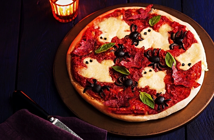 recette facile de pizza halloween hanté au fromage, sauce tomate, salami et olives, pizza d'halloween avec fantômes en fromage fondu et araignées d'olives