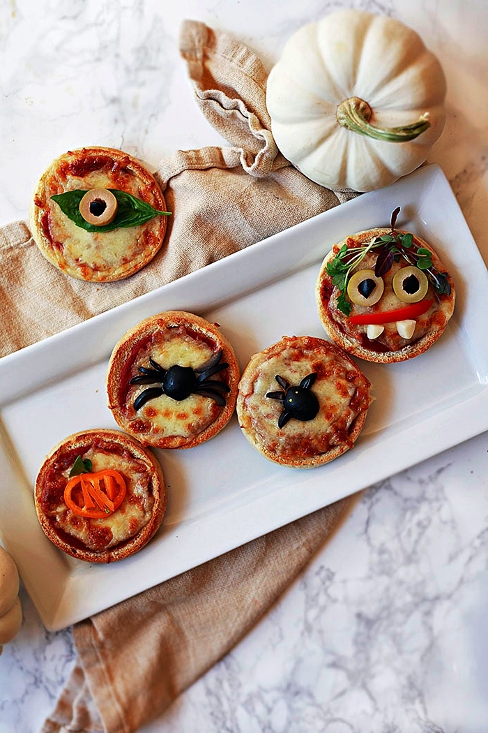 idée amuse bouche rapide pour apero d'halloween, mini-pizzas araignées et monstres d'halloween