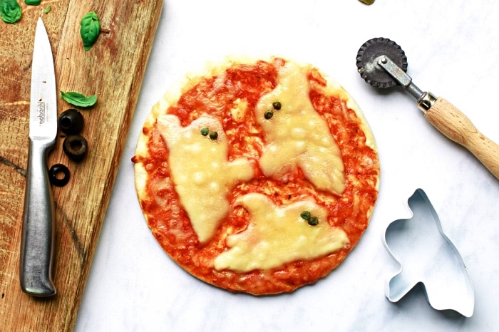 recettes apéritives sur le thème d'halloween, pizza halloween hantée au fromage et sauce tomate