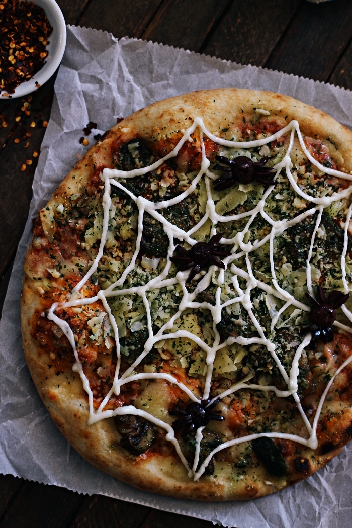 pizza halloween façon toile d'araignée, pizza au fromage, pesto et olives noires, recette facile pour le repas d'halloween
