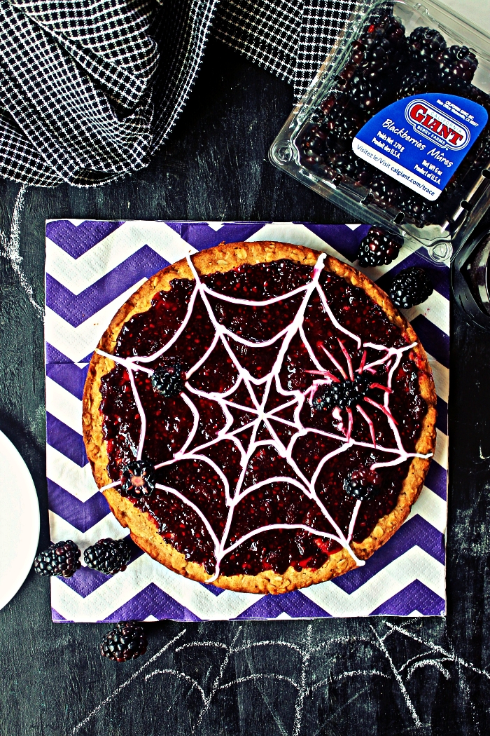 gateau d'halloween en toile d'araignée, moelleux à la confiture de mûres façon pizza dessert spécial fête de halloween