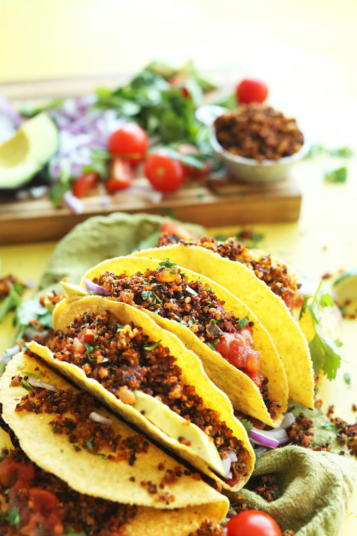 plat facile à base de quinoa, wraps de tortillas végétariens au quinoa et à la sauce tomate, idée d'entrée simple et rapide