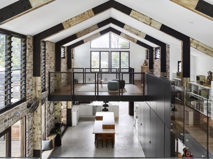 exemple comment transformer grange en habitation, design intérieur style loft industriel avec sol ciment et accents noir mat