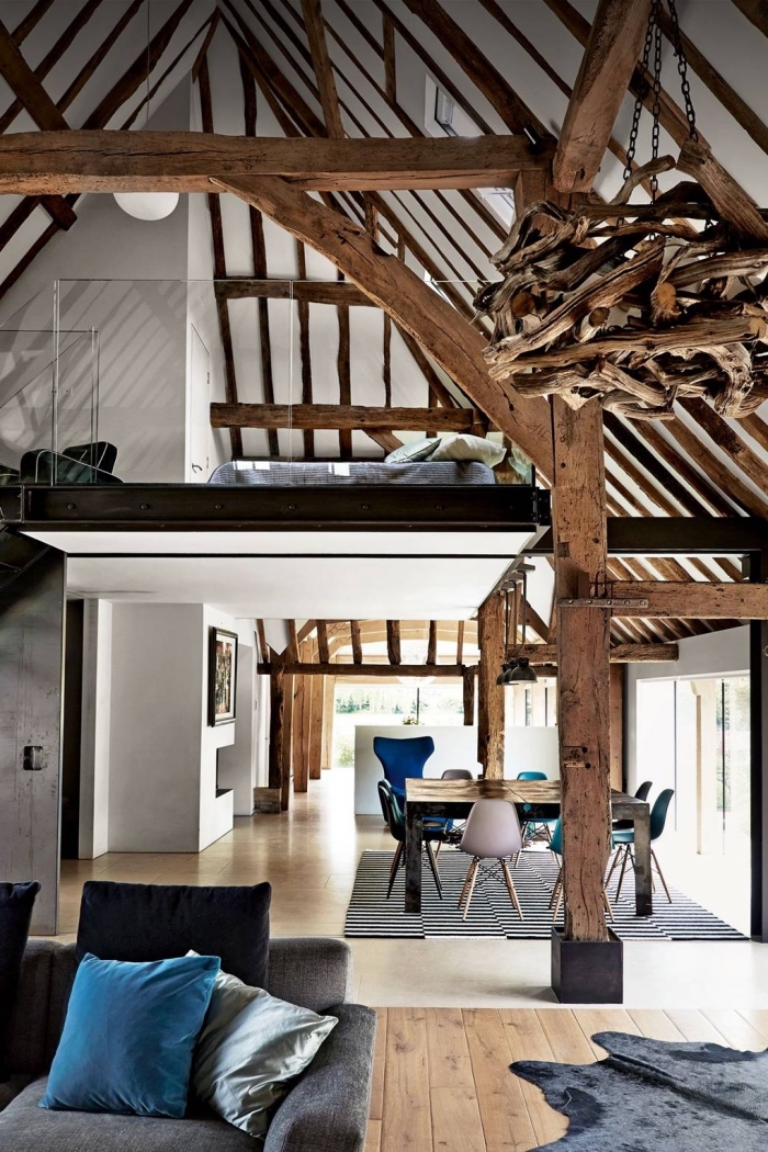 idée renovation grange, décoration espace loft de style moderne en blanc et bois avec accents en noir mat et objets velours