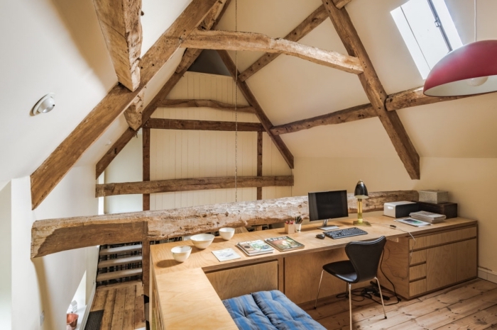 exemple de comble aménageable transformé en bureau à domicile de style rustique, comment décorer un espace de travail