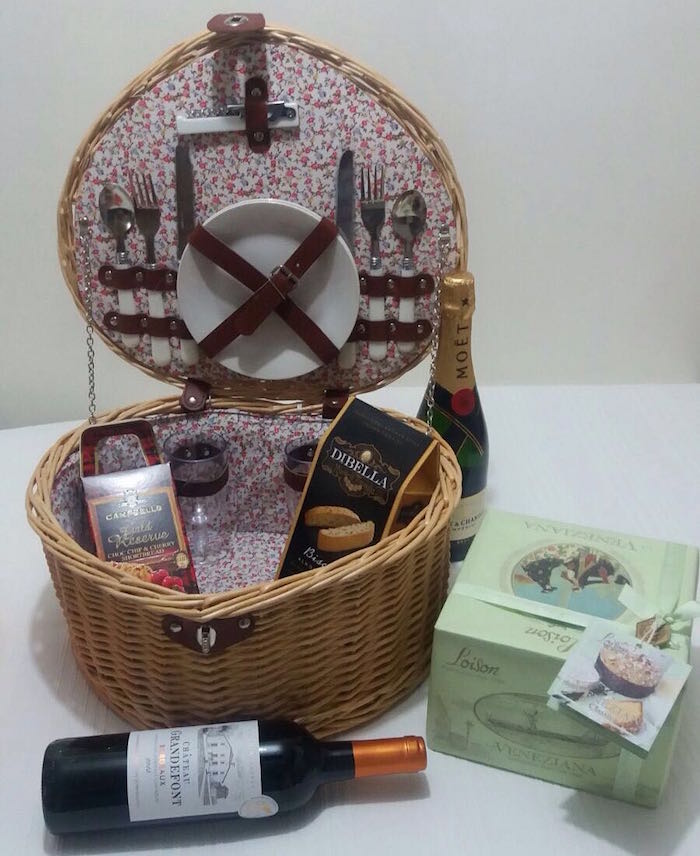 Basket pique nique avec bouteille de vin et biscuits et chocolats, idée de cadeau pour couple, coffret cadeau couple