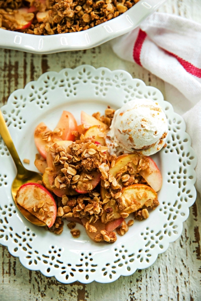 recette facile de croustade aux pommes et aux flocons d'avoine garnie de boule de glace à la vanille, idée dessert rapide à base de pommes cuites