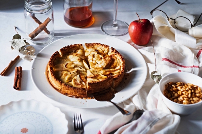 tarte aux pommes et à la cannelle, idée de dessert d'automne à base de pommes, recettes à base de pommes en pâtisserie