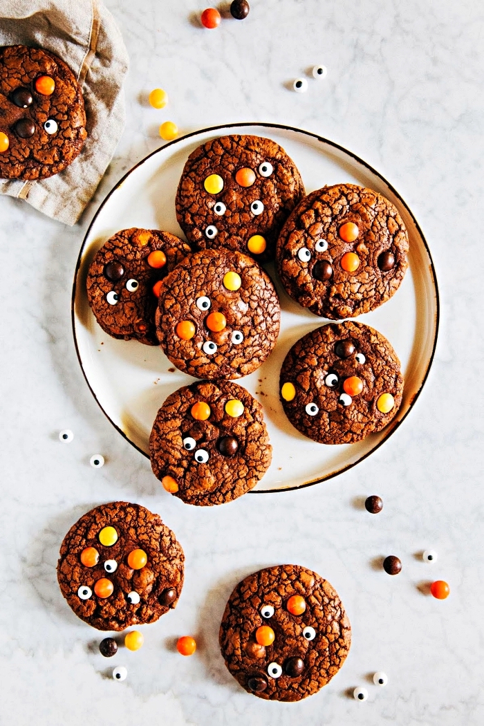 recette biscuit sablé au chocolat décoré de bonbons yeux et de 