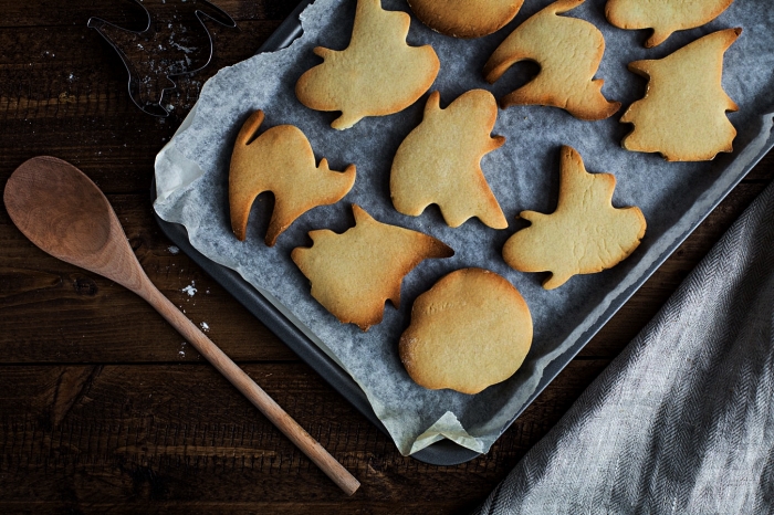 recette de biscuits sablés décorés pour halloween, biscuits sablés en forme de fantômes d'halloween
