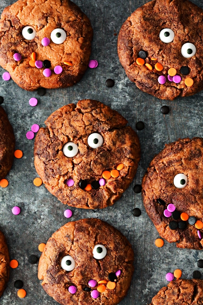 recette biscuit sablé au chocolat et petits bonbons colorés façon petits monstres d'halloween, recette halloween dessert facile
