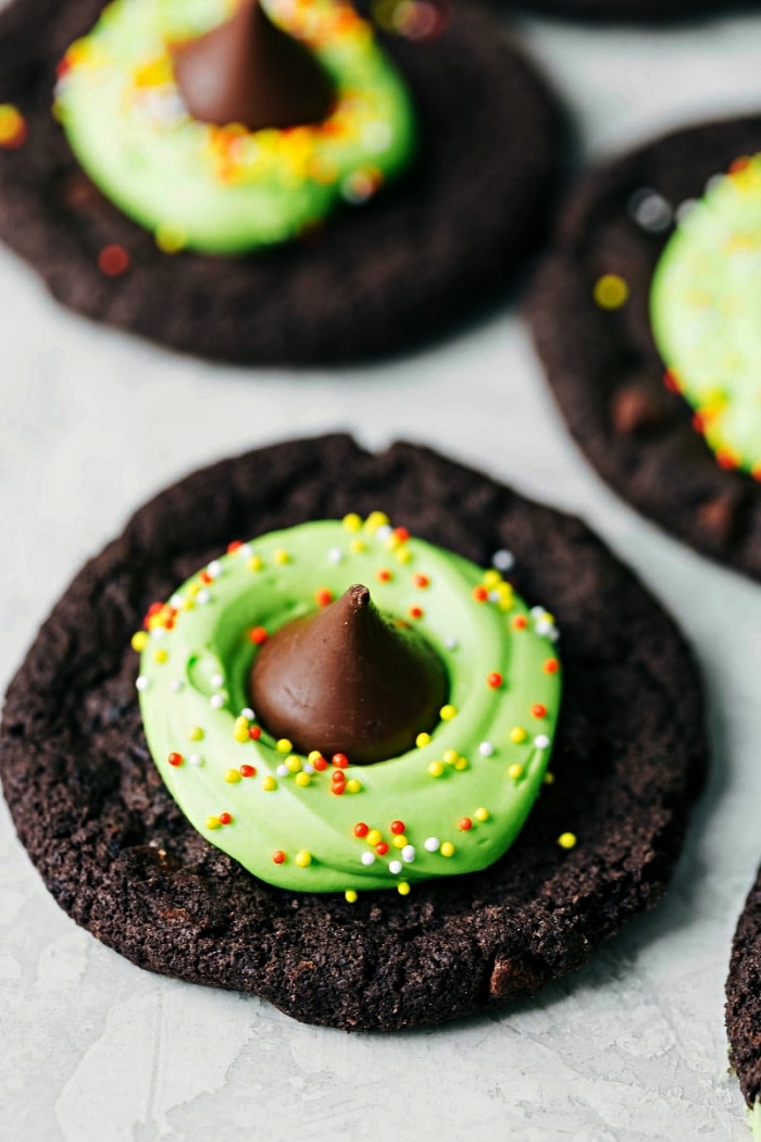 biscuits au chocolat chapeaux de sorcière au glaçage chocolat et vanille coloré vert, recette halloween de friandises
