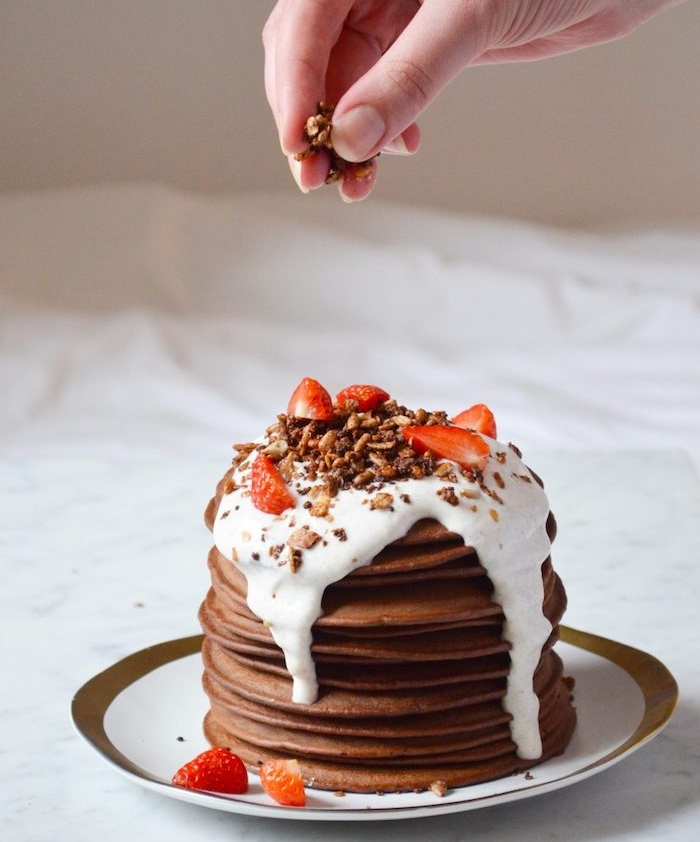 idee pate a crepe 4 personnes, pile de pancakes au chocolat avec glacade de creme fraiche, granola et tranches de fraise