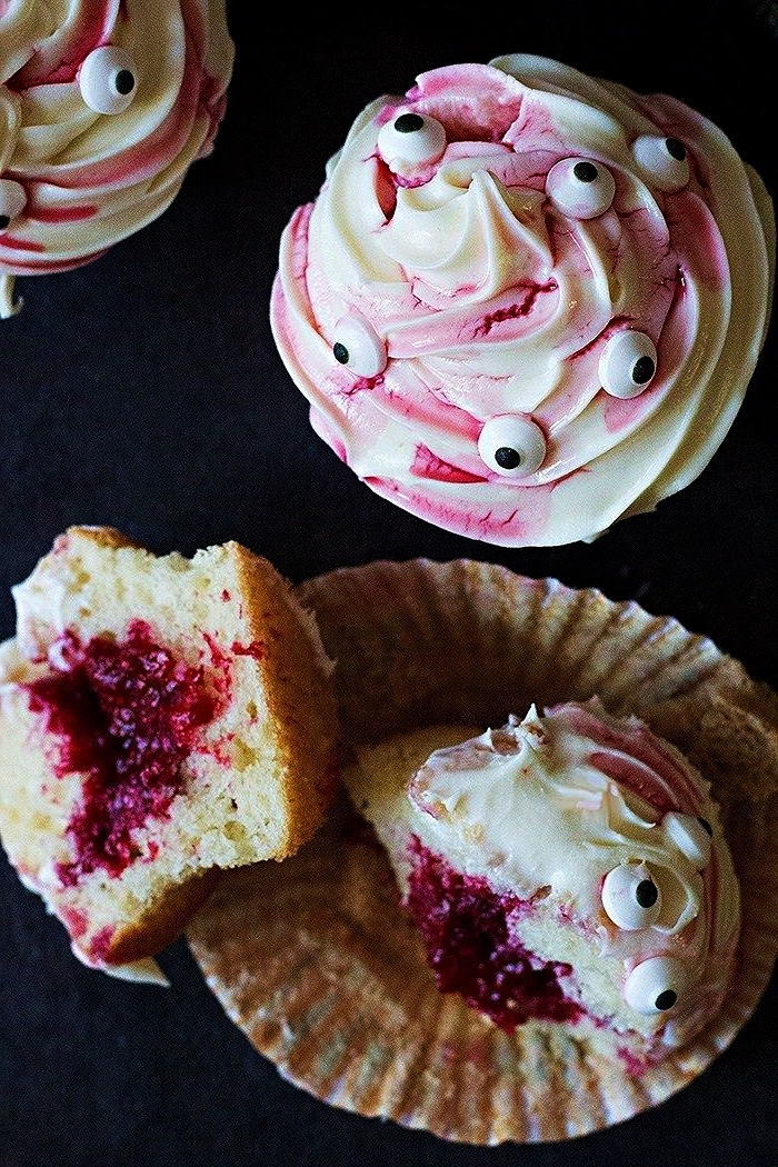 cupcakes vanille façon monstres d'halloween à la confiture de framboises et au glaçage de crème au beurre