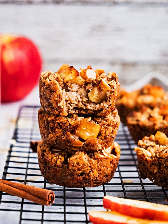 recette healthy de muffins aux pommes, flocons d'avoine et cannelle, idée dessert rapide et facile à base de pommes