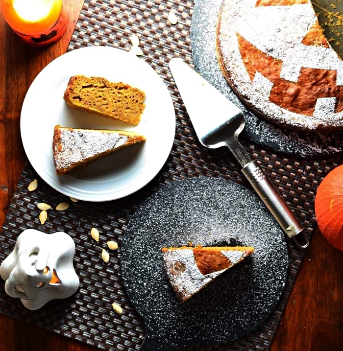 gateau d'halloween à la ricotta et à la citrouille avec une décoration de sucre glace, comment faire un gâteau d'halloween facile