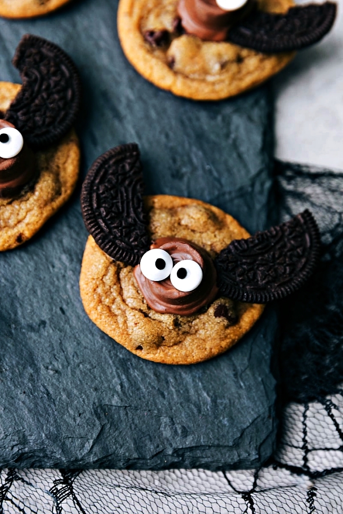 recette biscuit sable chauve-souris au glaçage chocolat décoré de biscuits oreos, comment faire des biscuits d'halloween faciles