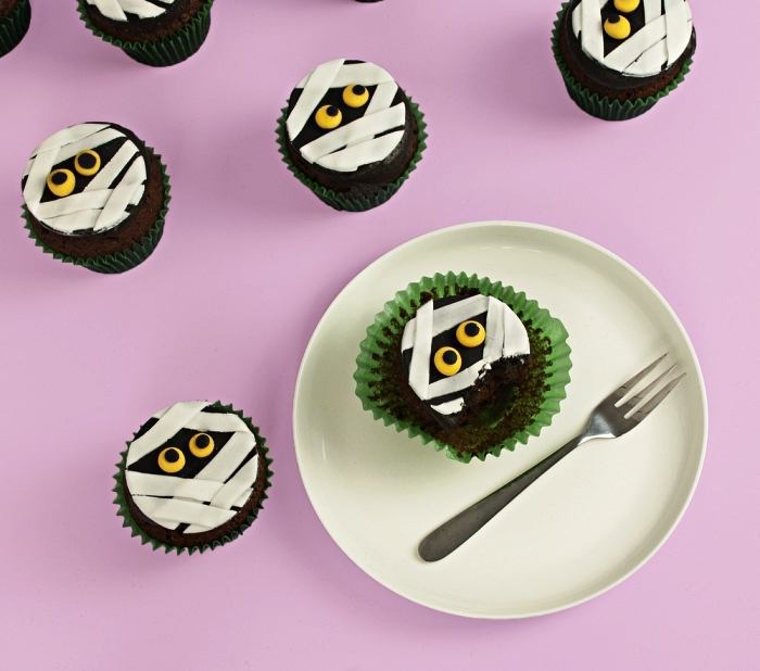idée deco gateau halloween, cupcakes momies au chocolat au décor en pâtes à sucre, comment décorer des cupcakes pour halloween