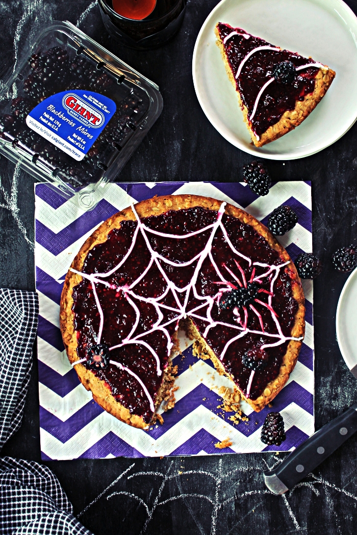 gâteau moelleux à la confiture d'araignée en toile d'araignée, dessert de halloween en toile d'araignée