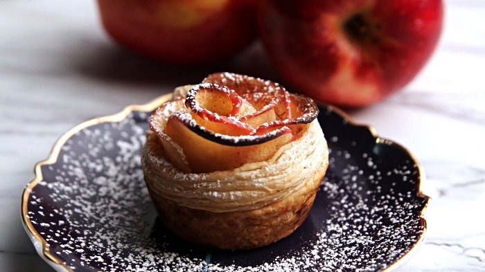feuilletés à la pomme en forme de roses, recette roses de pommes à la pâte feuilletée, idée dessert rapide à base de pommes