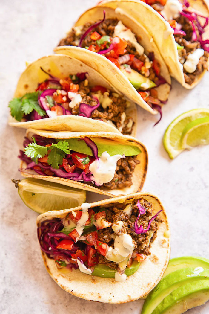 tacos maison au boeuf haché, légumes frais, persil et lime, idée de recette rapide pour un apéro dînatoire