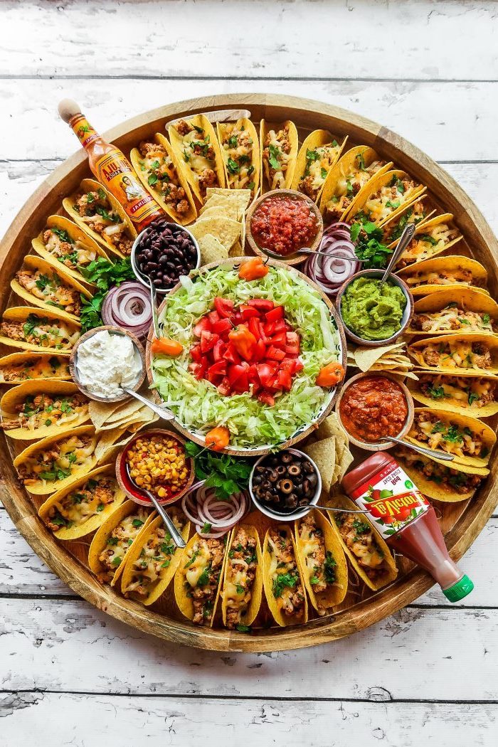 salades et sauces diverses pour accompagner un plateau avec mini-tacos au poulet, apéro dinatoire facile pour 20 personnes