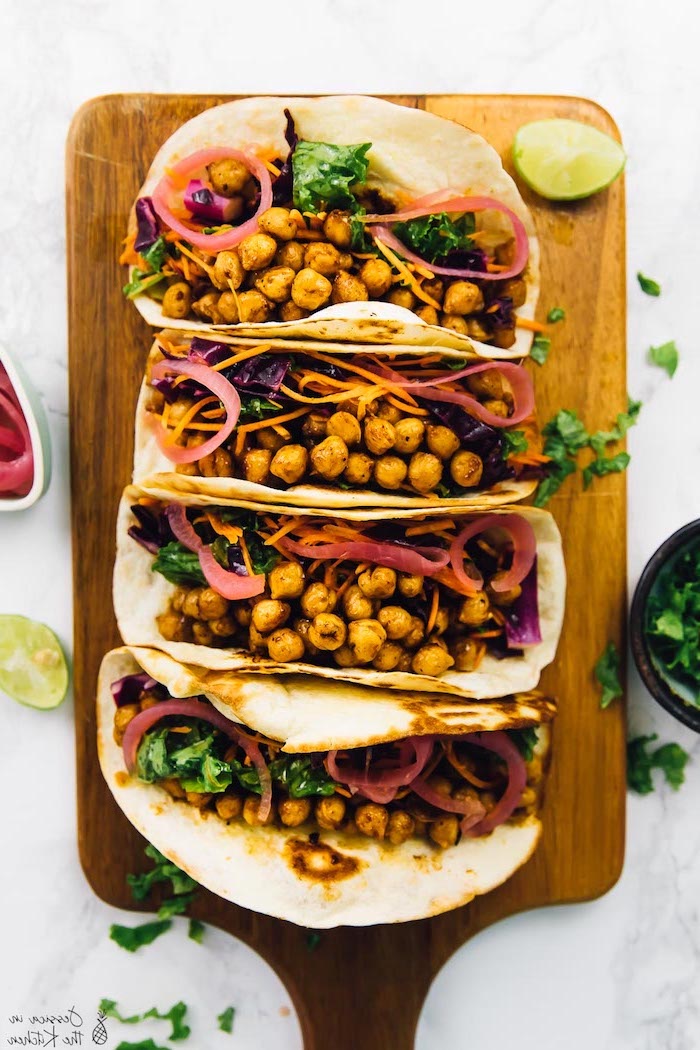 recette végétarienne de tacos aux pois chiches grillés et aux légumes frais, idée apéro rapide, tacos végétariens 