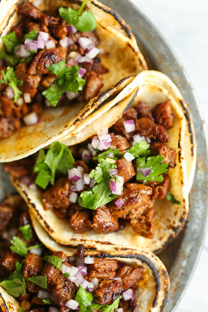 Idée repas pas cher et rapide, tacos mexicains au boeuf, oignon rouge, persil et jus de citron