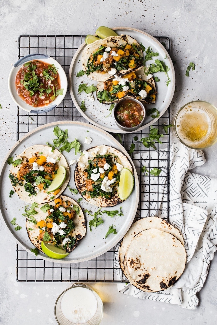 comment faire des tacos végétariens, wraps de tortillas aux légumes frais et à la salsa mexicaine