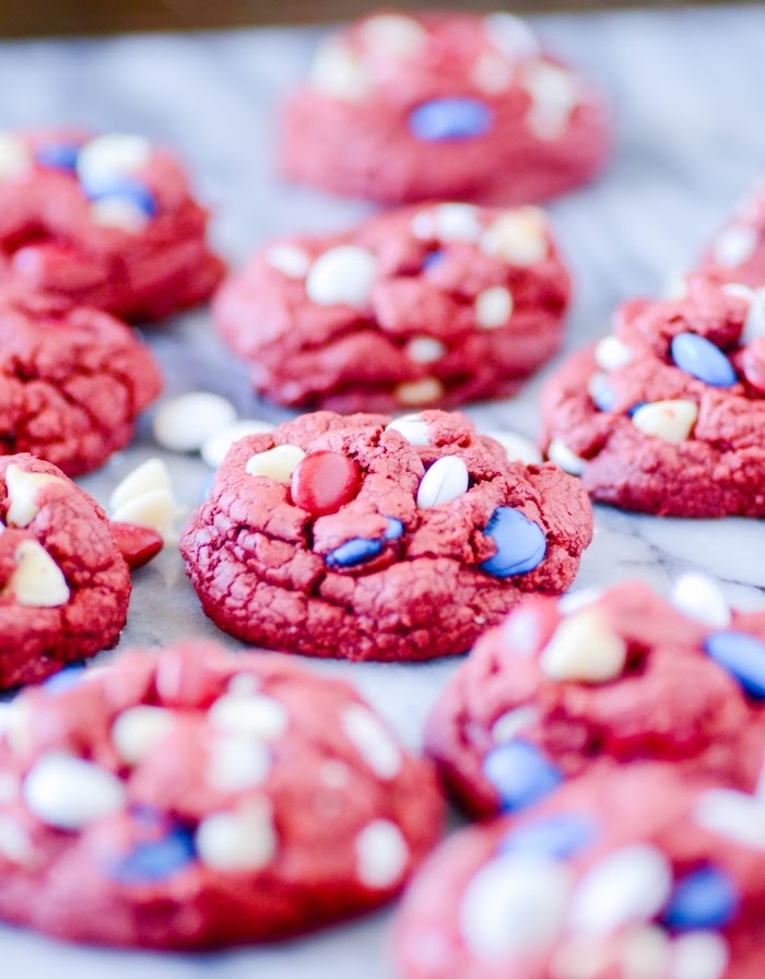 red velvet cokkies aux bonbons colorés mm, idee comment faire des sabés biscuit americains